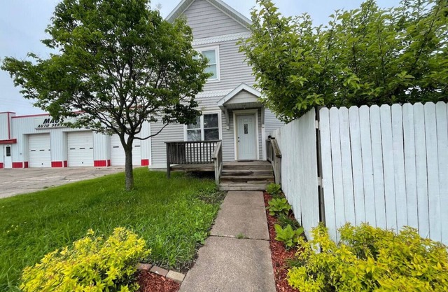 Summer dates! Spacious 3 bed 2 bath! Enormous Kitchen! Close to Lake Superior!