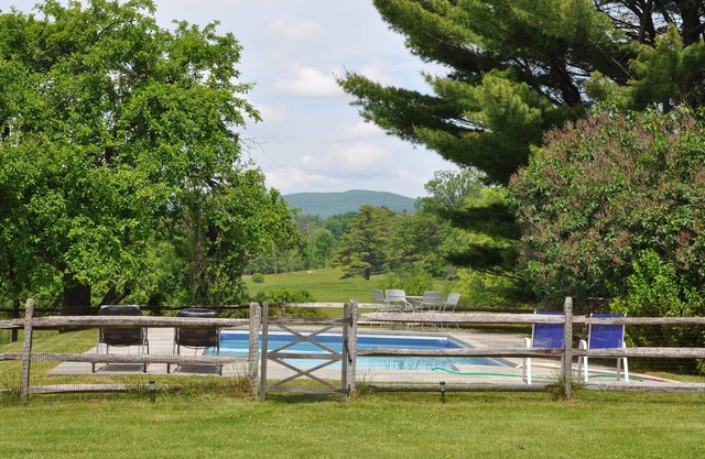 Summer House with Pool and Views