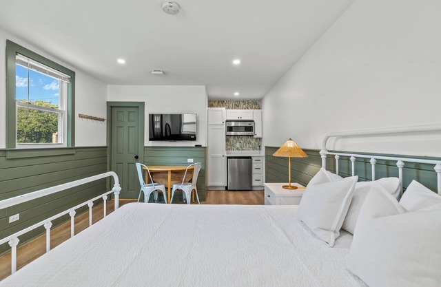 Summer Rental: Charming 1-Bedroom Unit in Chatham, MA Unit B