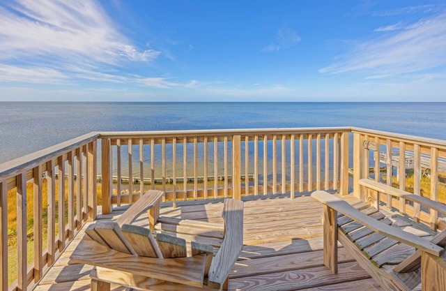 SUMMER SAVINGS- Soundfront Home w/Hot Tub, Easy Windsports Access, Screen Porch