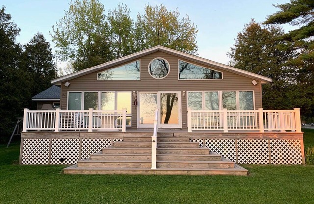 Summer Serenity and Fall Fun On Lake Champlain Cove! Great for water activities!