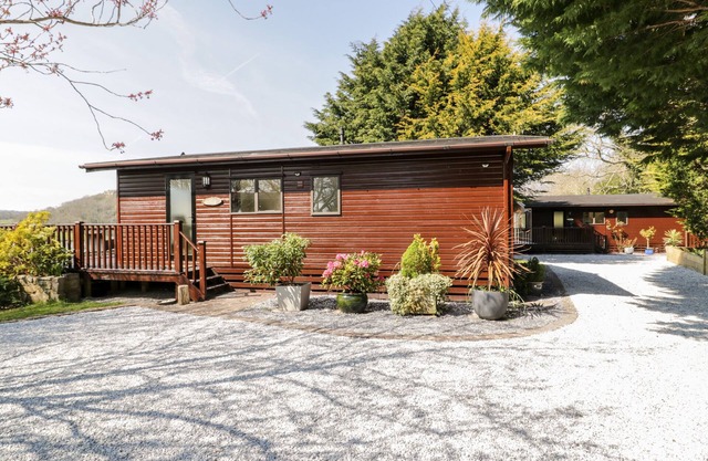 SUMMERTIME LODGE, pet friendly, with a garden in Rhyd-Y-Foel