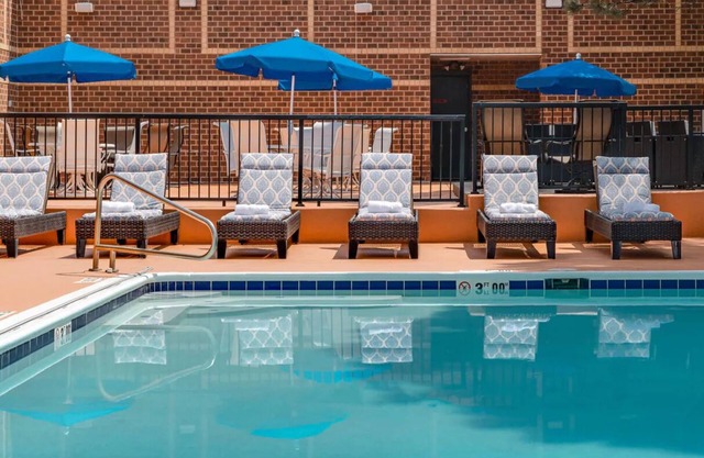 Summit Serenity: 3 Family-friendly Units. Parking.. Close to Denver Zoo!