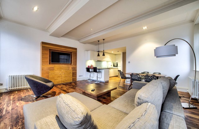 Sumptuous 2BR Apt Next To Edinburgh Castle!