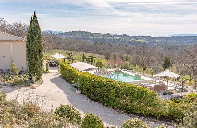 Sumptuous 5-star bastide with views of the Luberon, swimming pool, garden and Wi-Fi.