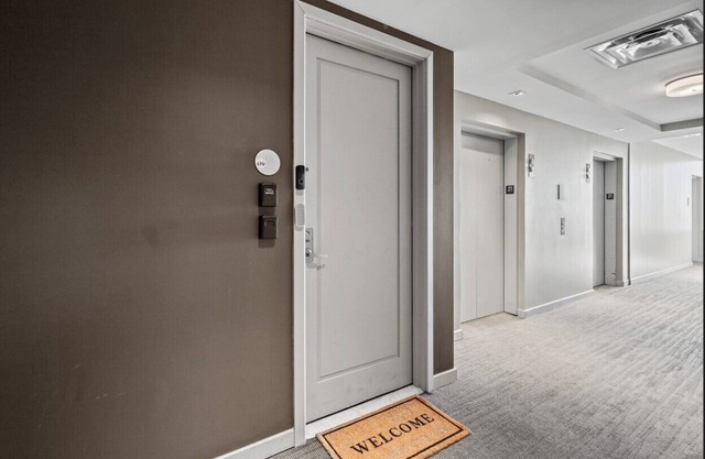 Sun-Drenched Skyline Suite w Gym, Rooftop Pool