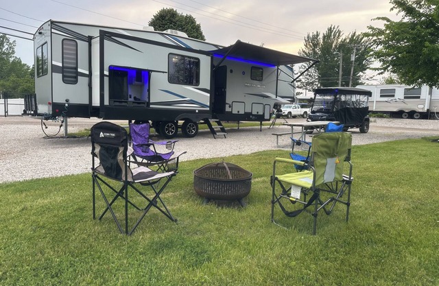 Sun Retreats GOTL Cozy campground in lovely Geneva with AC, WiFi, fitness room