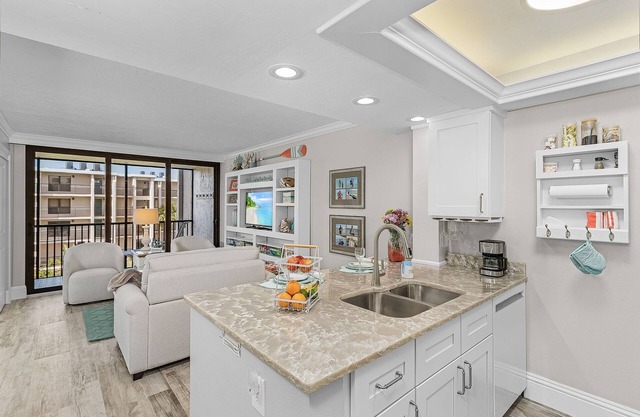 Sundial D310 Charming beachfront getaway!