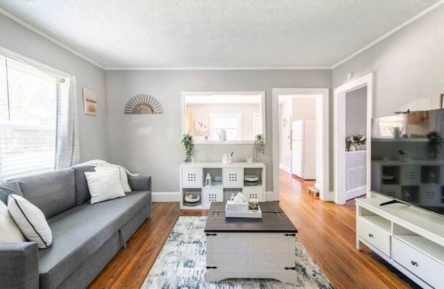 {Sunflower Morning} A cozy farmhouse-style house in South End HOT TUB!