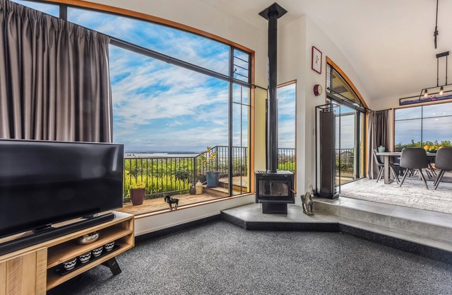 Sunkissed Heights - Nelson Holiday Home