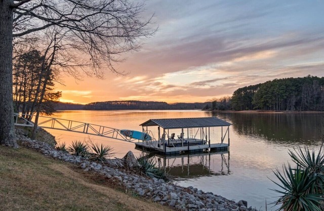 Sunkissed Shores-Rare Flat Lot w/Beautiful Views, Dock, Hot Tub