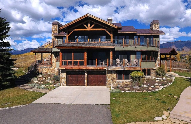 Sunlight Ridge Retreat, Luxury, Hot tub, Views!