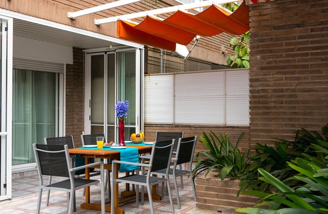 Sunlit 80m² Barcelona Oasis with Expansive 52m² Terrace