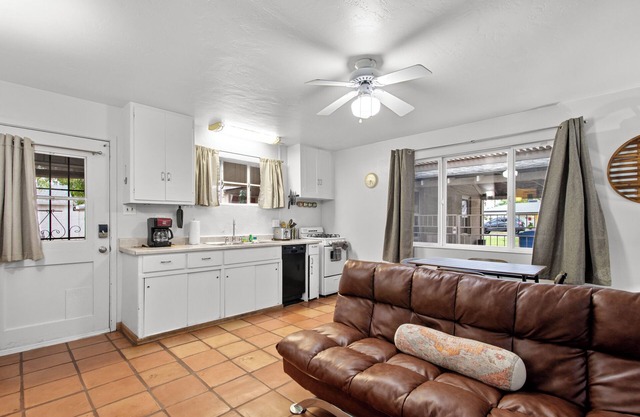 Sunlit Palm Cottage in Uptown Phoenix