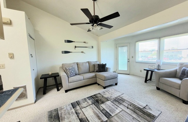 Sunnie Days condo on Lake Erie. In Oak Harbor, 2 minute walk to the lake.