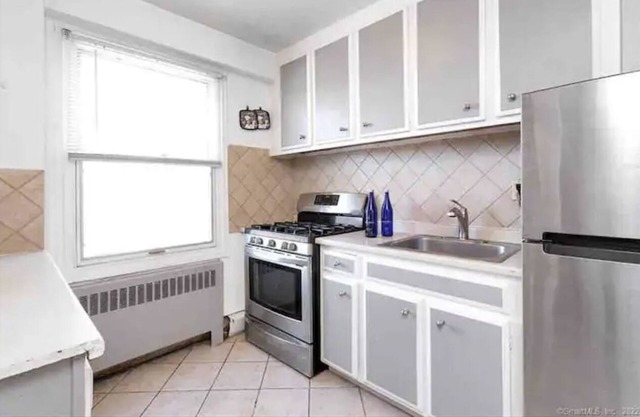 Sunny 1Bedroom Apt in downtown Stamford! Close to ALL!