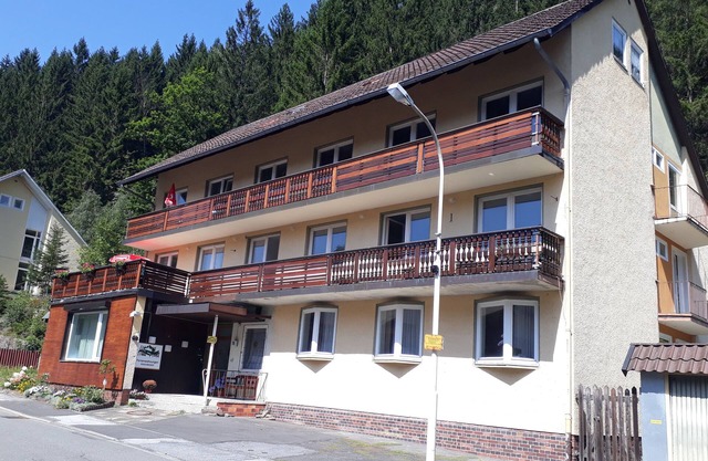 Sunny 2 Bedroom apartment with balcony sleeps 6