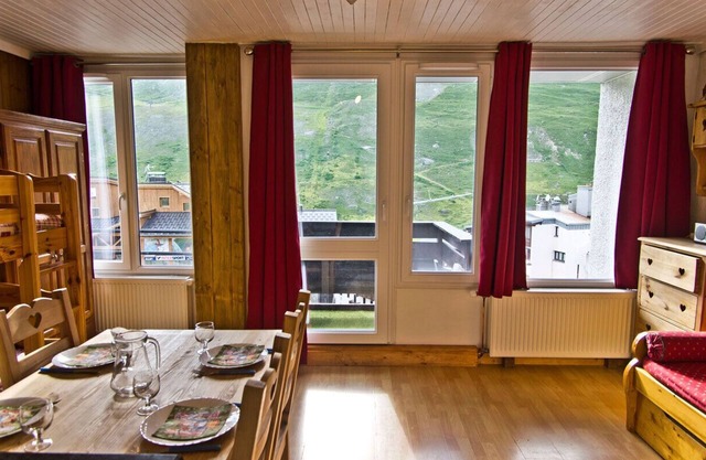 Sunny 25 m2 holiday apartment suitable for 4 people. Ski-in ski-out.
