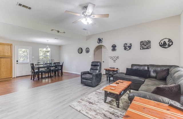 Sunny 4-Bed Retreat Near Ocean Springs Beach
