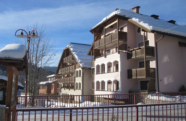 Sunny apartment within walking distance of the ski slope, free ski depot