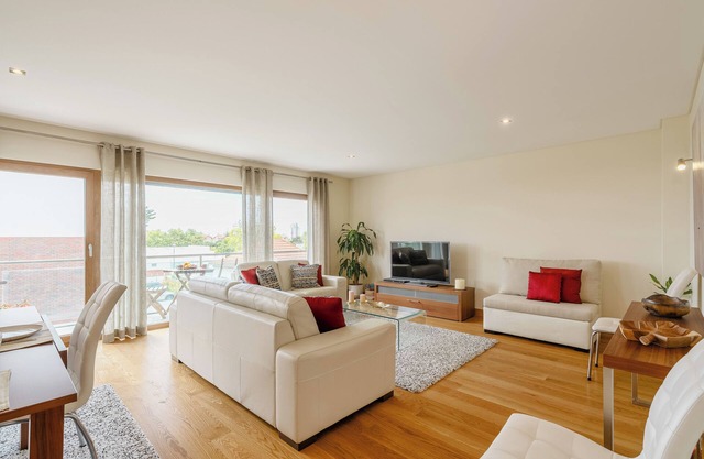 Sunny Central Luxury, 2 bedroom/2WC, garage, don't need car, 8 min walk beach