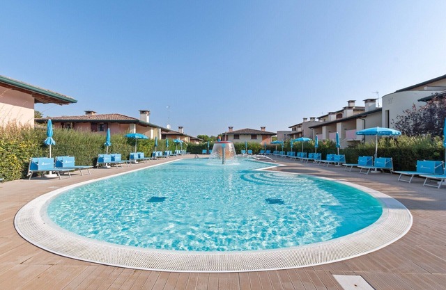 Sunny Coastal Escape in Lido