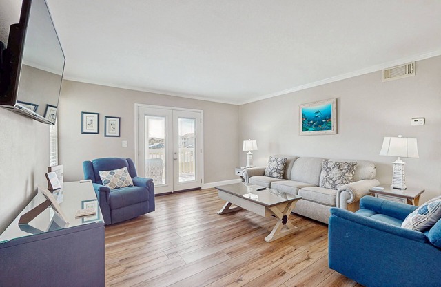 Sunny condo with pool, hot tub, tennis, central AC, & washer/dryer