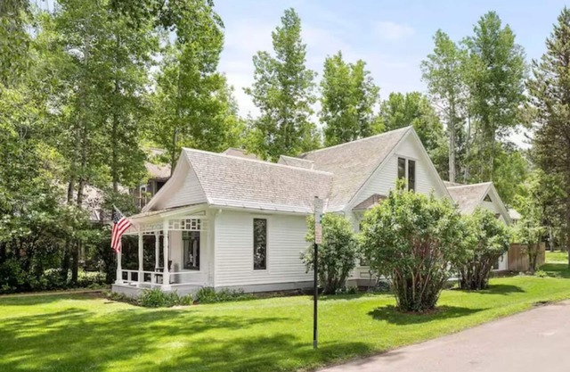 Sunny corner home w/spa & yard. Walk everywhere!
