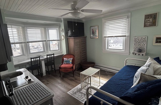 Sunny, cozy studio with ocean views in the heart of Ocean City NJ!