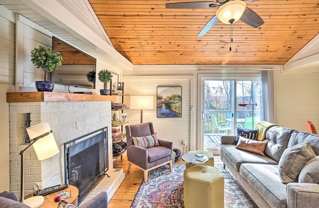 ‘Sunny Hill Cottage’ Dry Ridge Escape w/Deck!