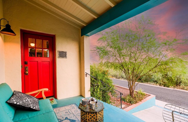 Sunny Historic Cottage+Wineries+Outdoor Living+Verde Train+Holiday Availability