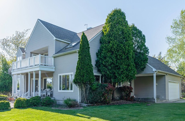 Sunny home near beaches and ferry with beach access, jetted tub, grill, porch