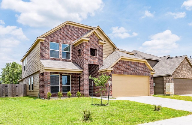 Sunny home with yard, central AC & washer/dryer - golf nearby