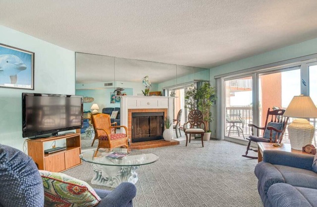 Sunny Indian Shores Condo w/Beach Access!