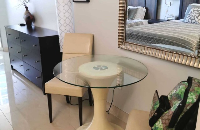 Sunny Isles Florida ,beach front ,studio for rent.