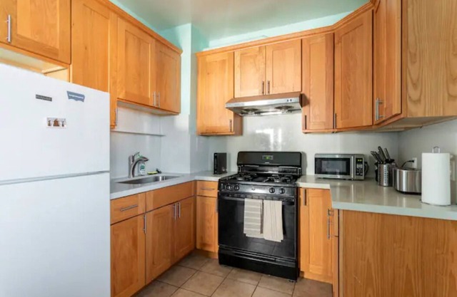 Sunny one bedroom apartment in S.Berkeley/Oakland