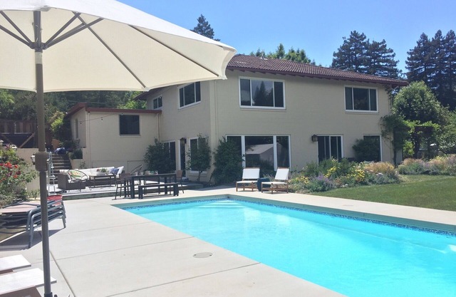 Sunny Poolside Winecountry Retreat