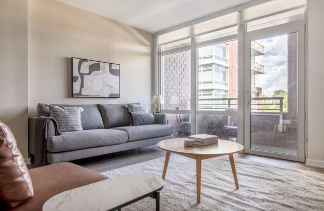 Sunny Potomac Yard 1BR w/Concierge & Lounge, nr Airport, by Blueground