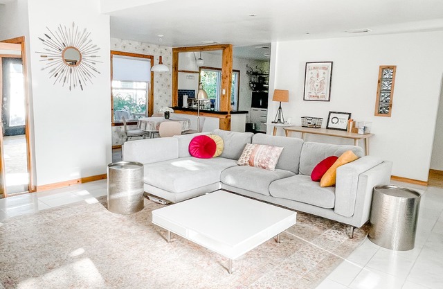 Sunny, quiet. 2bd/2ba + home office + separate studio. Perfect for creatives!