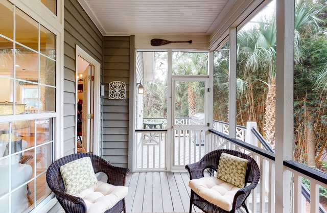 Sunny & quiet dog-friendly getaway with a furnished deck - near golf & beach