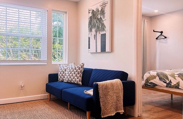 Sunny Retreat: 2BR Cozy Cottage 5 min to Palm Beach!n