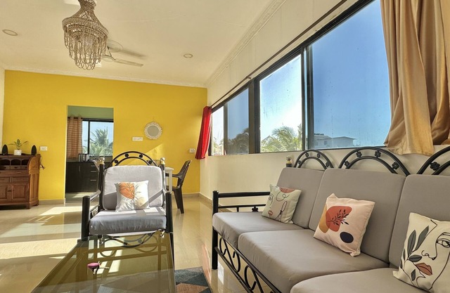 Sunny Side Up Pent 1 with Pool, pet friendly, free parking, free wifi