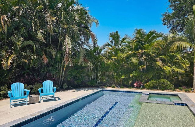 Sunny Side Up! Spacious retro pool home w spa