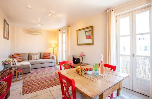 Sunny, South facing apartment Antibes Old Town, 2 Balconies, fully air condition