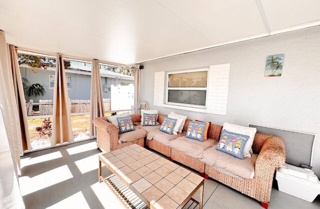 Sunny Spacious 4BR Villa w Pool Comfort