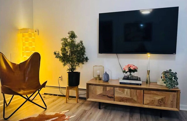 Sunny, Stylish Loft