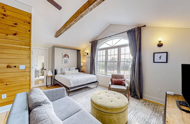 Sunny suite in a 1790s farmhouse with shared hot tub & deck - near bike/hike/ski