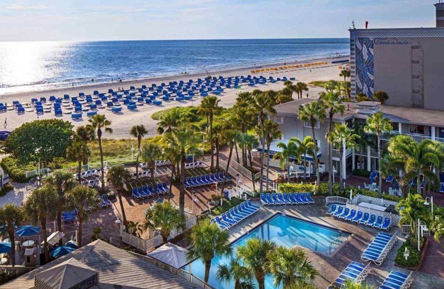 Sunny Vacay! Relaxing View, Outdoor Pools, Parking, Dogs Allowed!