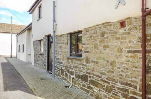 SUNNYMEAD COTTAGE, pet friendly, with a garden in Ashwater