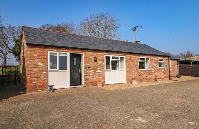 SUNNYSIDE COTTAGE, family friendly, with a garden in King's Lynn